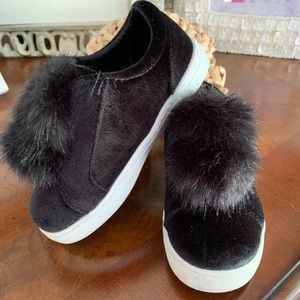 RAMPAGE GIRLS-9-✨EUC✨ BLACK VELVET W/FAUX FUR POMS